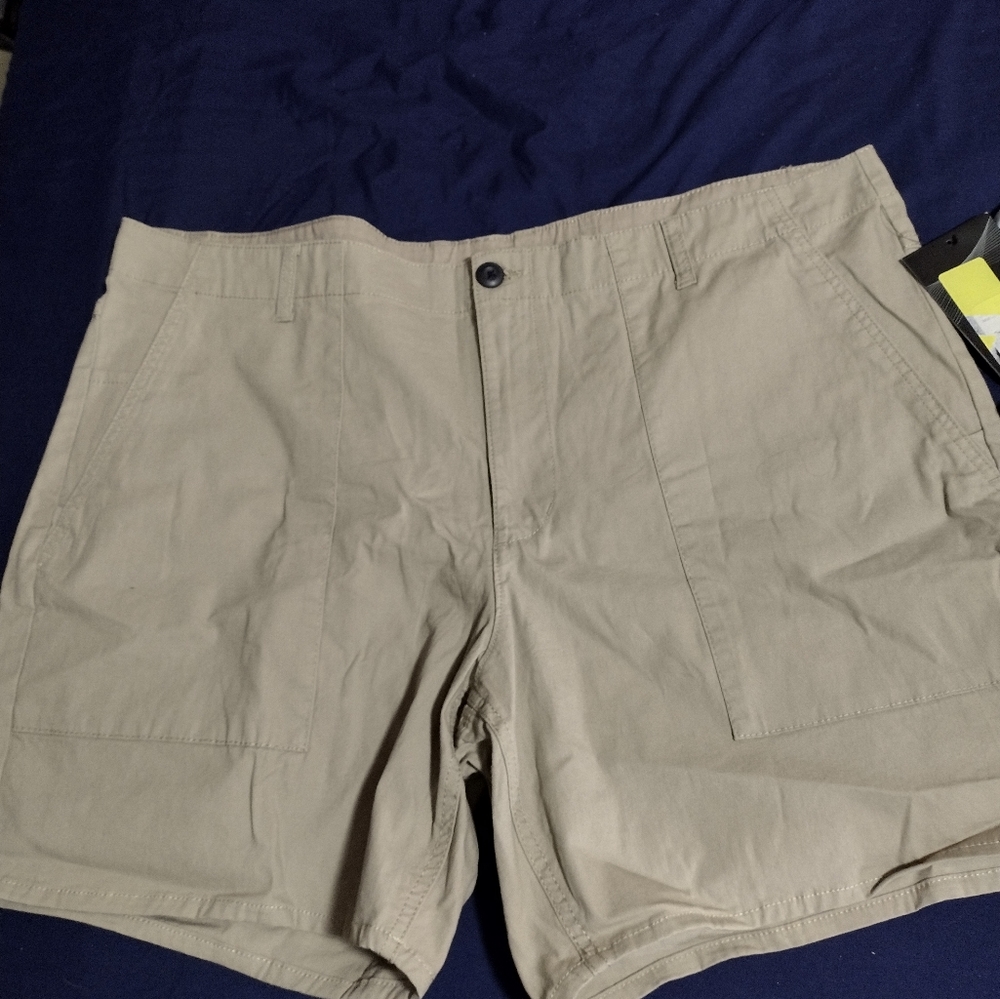 Swiss Alps Men’s Performance Khaki Flat Front ShortsSize 42 NWT